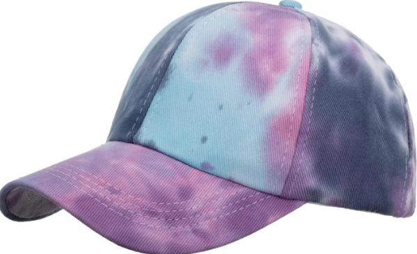 Topi dengan Warna Tie-Dye Bergradasi